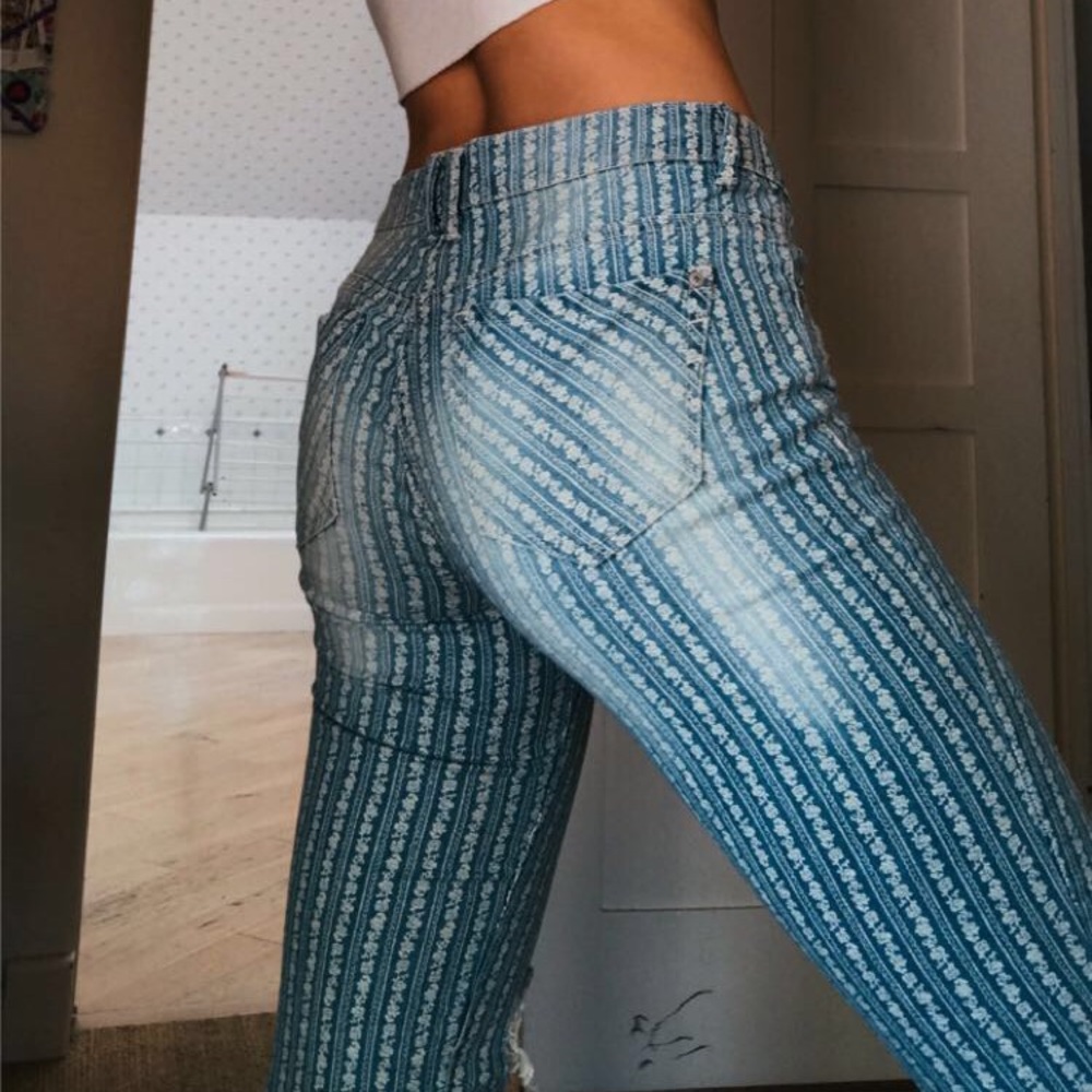 THE CUTEST MID RISE MOM JEANS